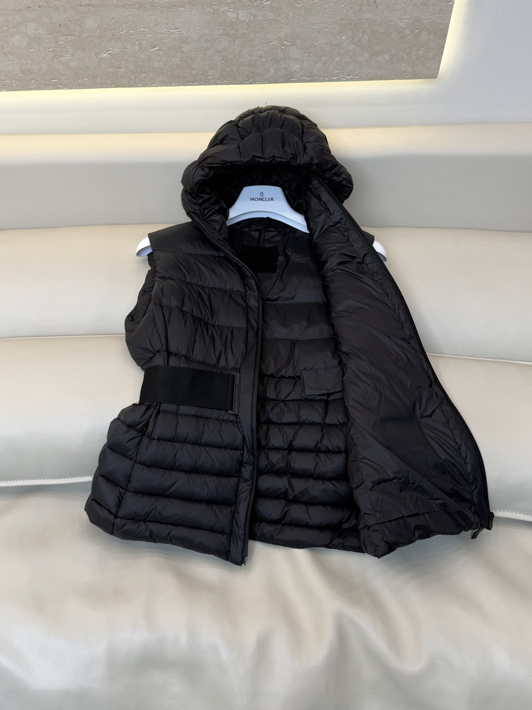 QGL059#新款羽绒服🌾 Moncler 90% 白鹅绒 带帽 收腰显瘦拉链款 马甲羽绒服 咖色 黑色 1/2/3码