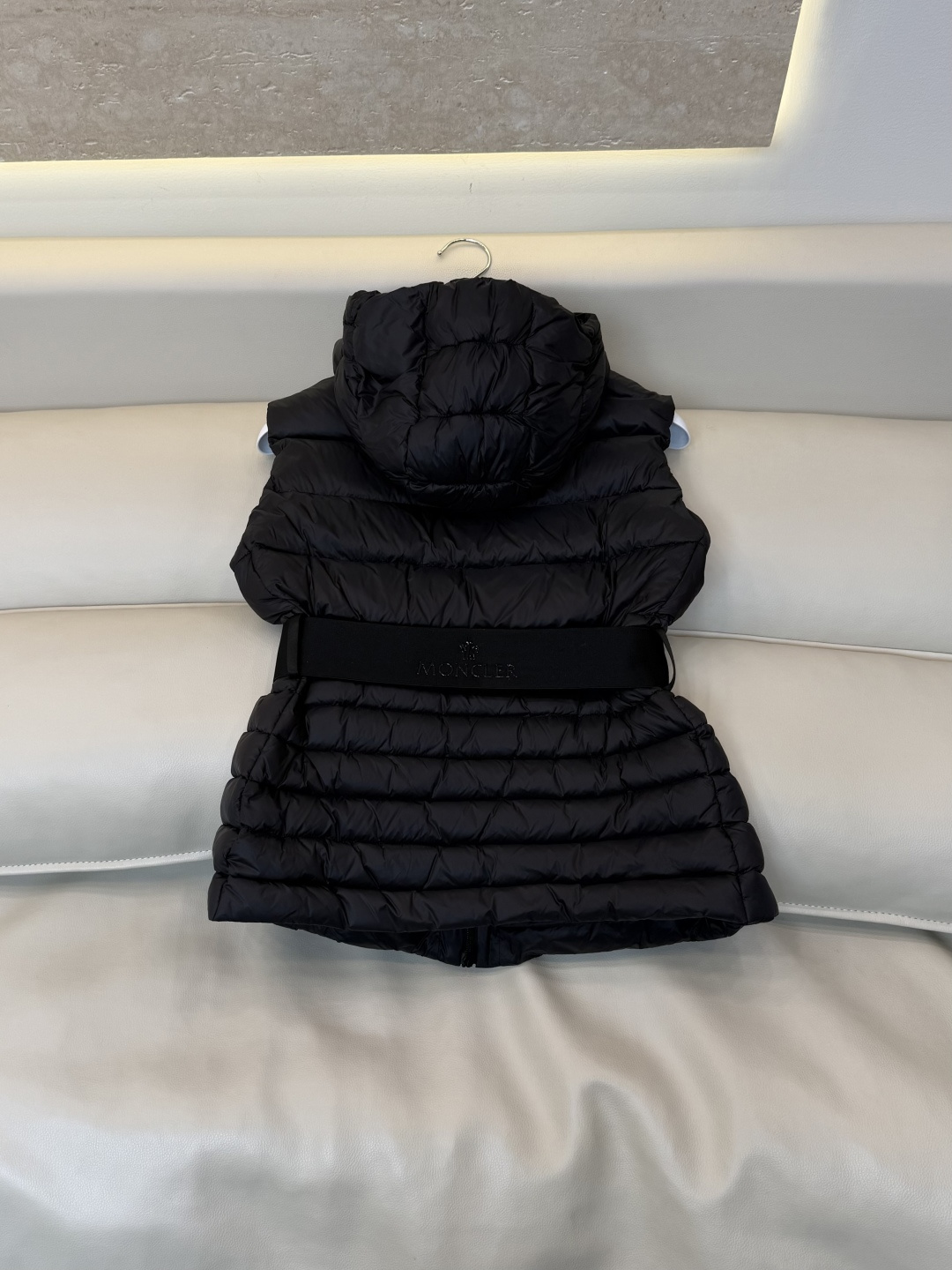 QGL059#新款羽绒服🌾 Moncler 90% 白鹅绒 带帽 收腰显瘦拉链款 马甲羽绒服 咖色 黑色 1/2/3码