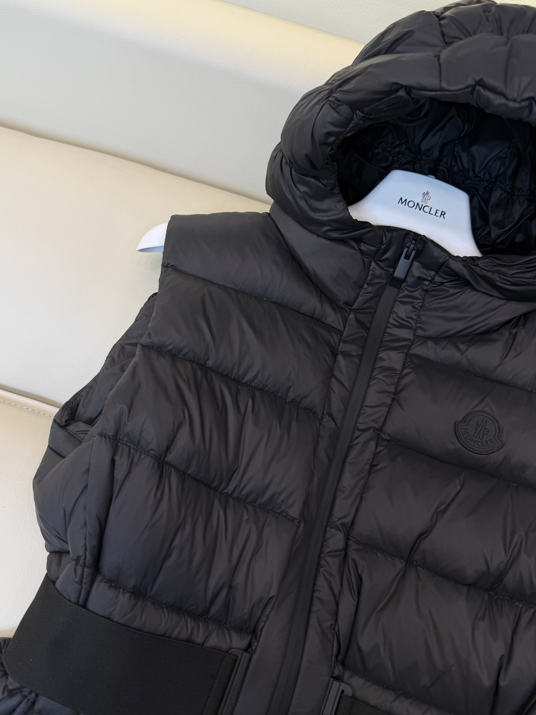 QGL059#新款羽绒服🌾 Moncler 90% 白鹅绒 带帽 收腰显瘦拉链款 马甲羽绒服 咖色 黑色 1/2/3码