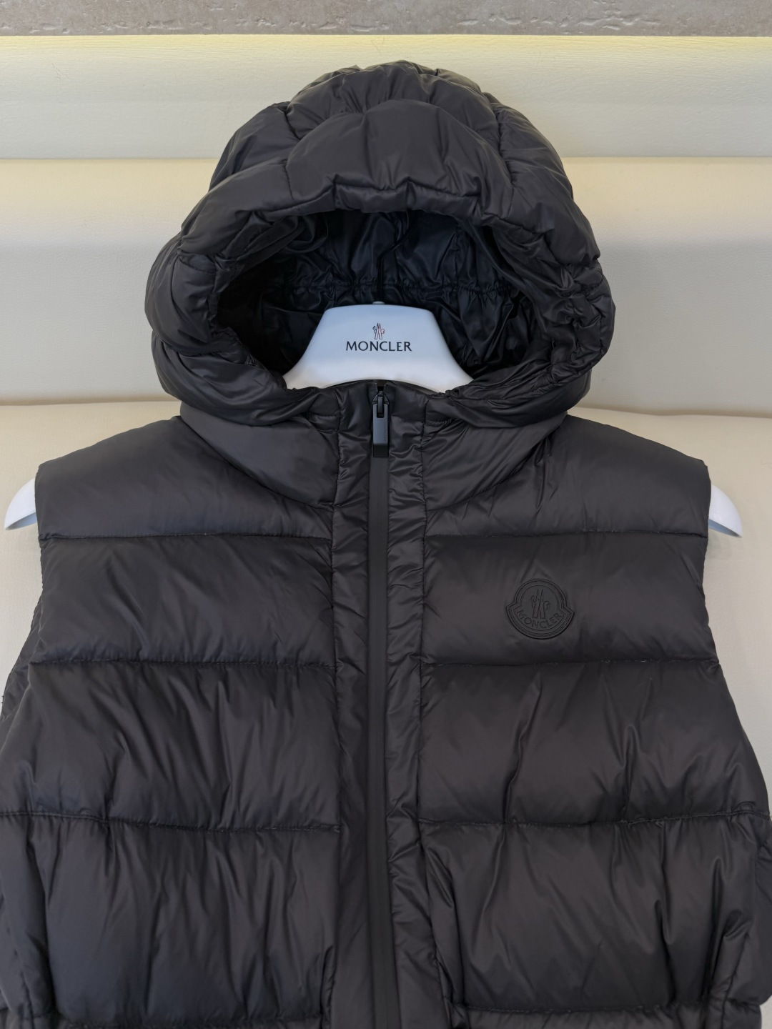 QGL059#新款羽绒服🌾 Moncler 90% 白鹅绒 带帽 收腰显瘦拉链款 马甲羽绒服 咖色 黑色 1/2/3码
