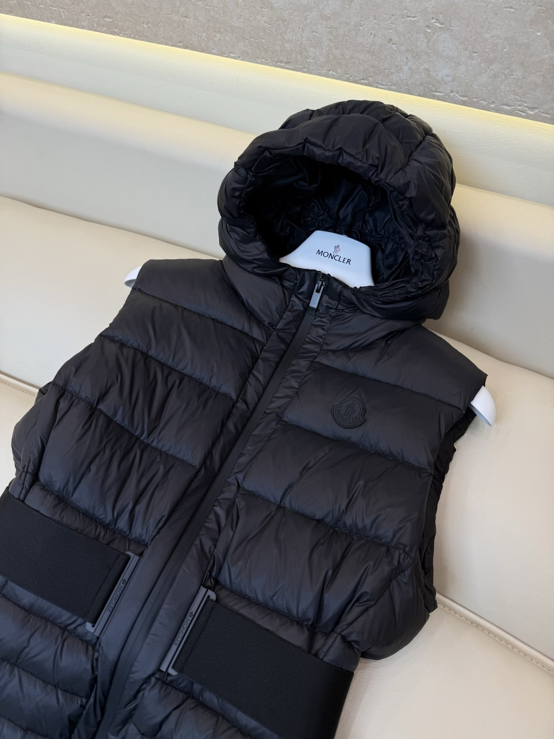 QGL059#新款羽绒服🌾 Moncler 90% 白鹅绒 带帽 收腰显瘦拉链款 马甲羽绒服 咖色 黑色 1/2/3码