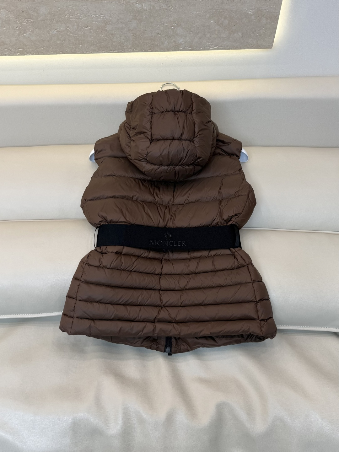 QGL059#新款羽绒服🌾 Moncler 90% 白鹅绒 带帽 收腰显瘦拉链款 马甲羽绒服 咖色 黑色 1/2/3码