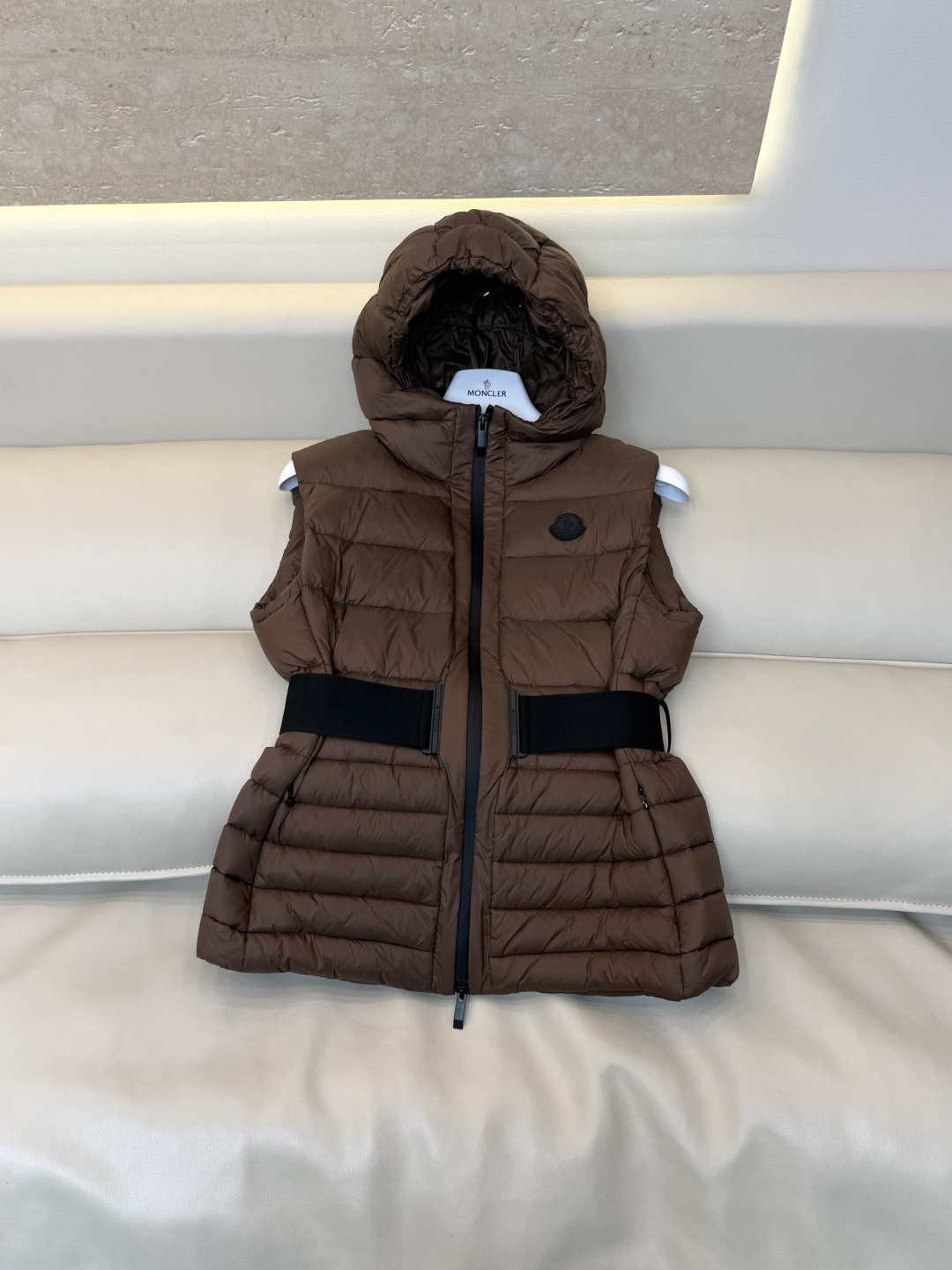 QGL059#新款羽绒服🌾 Moncler 90% 白鹅绒 带帽 收腰显瘦拉链款 马甲羽绒服 咖色 黑色 1/2/3码