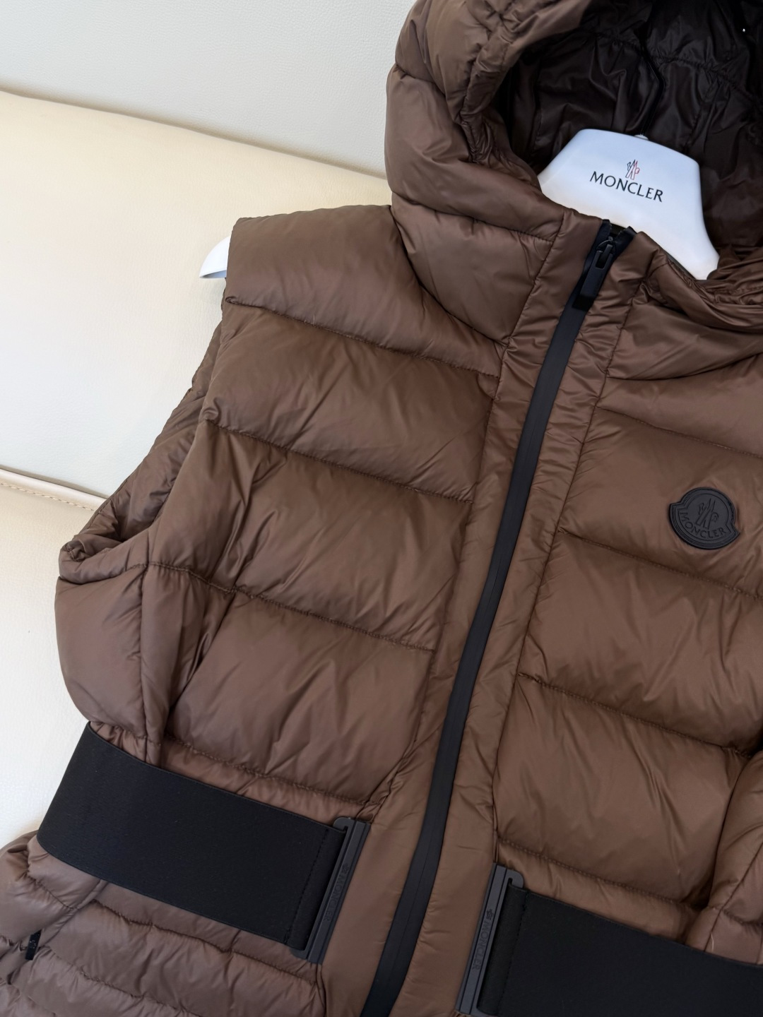 QGL059#新款羽绒服🌾 Moncler 90% 白鹅绒 带帽 收腰显瘦拉链款 马甲羽绒服 咖色 黑色 1/2/3码