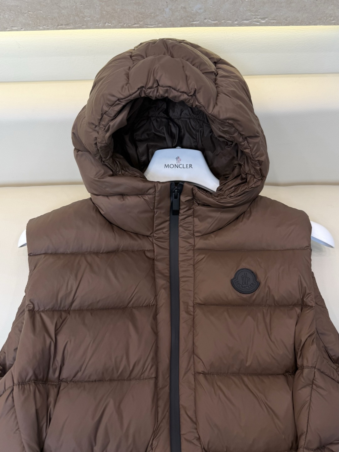 QGL059#新款羽绒服🌾 Moncler 90% 白鹅绒 带帽 收腰显瘦拉链款 马甲羽绒服 咖色 黑色 1/2/3码