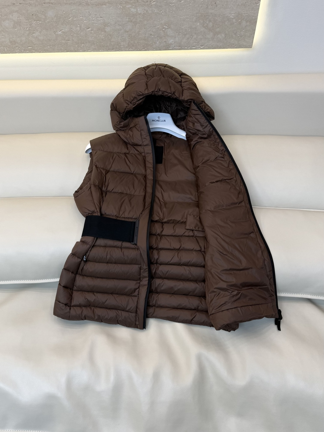 QGL059#新款羽绒服🌾 Moncler 90% 白鹅绒 带帽 收腰显瘦拉链款 马甲羽绒服 咖色 黑色 1/2/3码