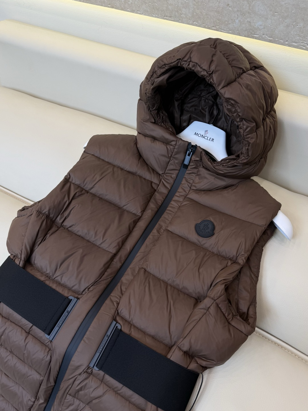 QGL059#新款羽绒服🌾 Moncler 90% 白鹅绒 带帽 收腰显瘦拉链款 马甲羽绒服 咖色 黑色 1/2/3码