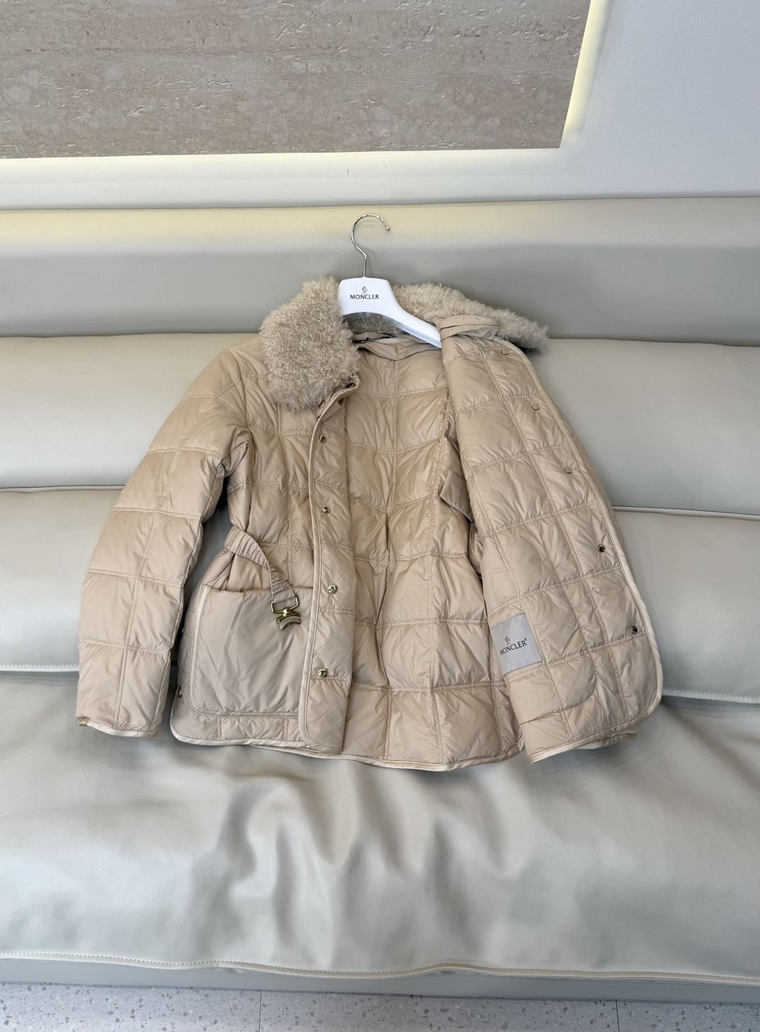 #新款羽绒服🌾 Moncler 羊羔毛领 长袖配腰带 90%白鹅绒羽绒服  四色 SML