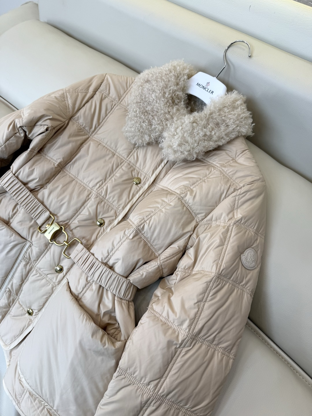 #新款羽绒服🌾 Moncler 羊羔毛领 长袖配腰带 90%白鹅绒羽绒服  四色 SML