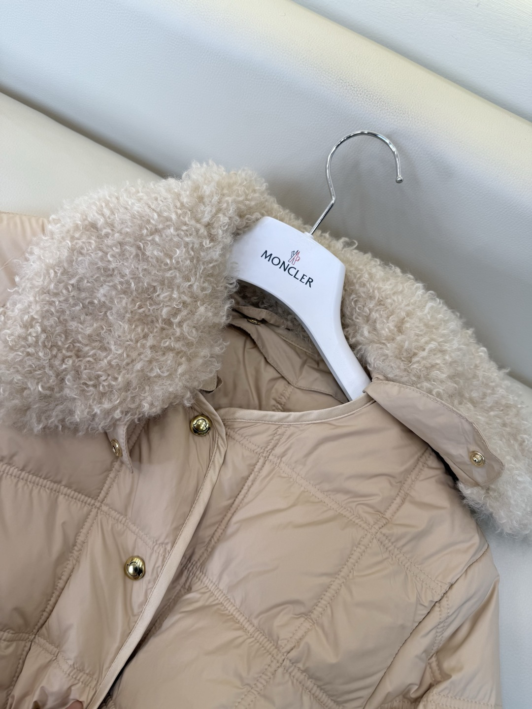 #新款羽绒服🌾 Moncler 羊羔毛领 长袖配腰带 90%白鹅绒羽绒服  四色 SML