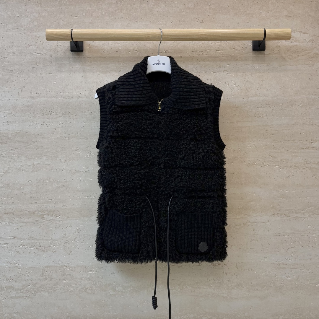 #新款羽绒服🌾 Moncler 90% 羊毛 10% 羊绒 内里90% 白鹅绒 抽绳设计羽绒马甲 黑色 杏色  SML码
