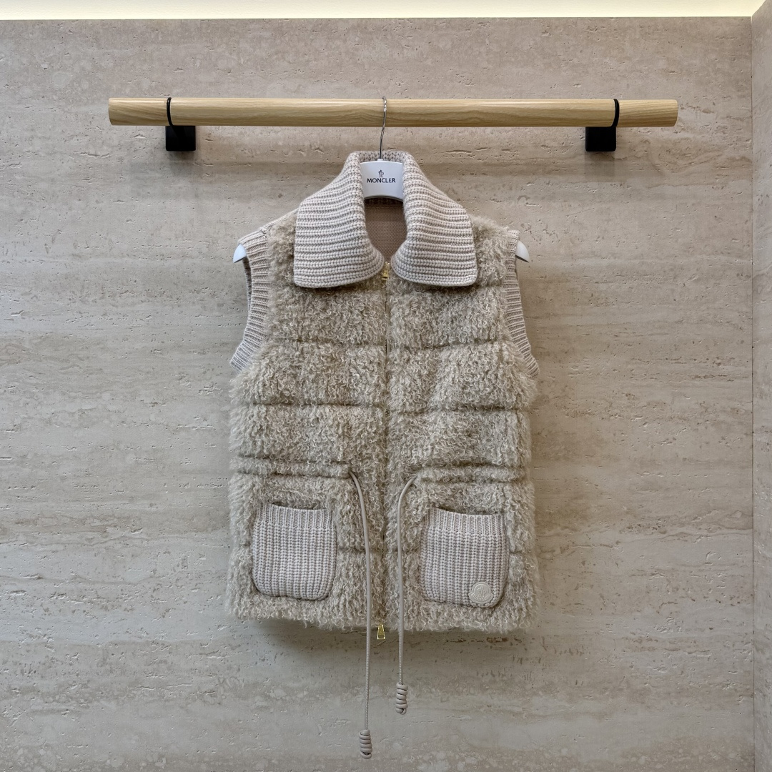 #新款羽绒服🌾 Moncler 90% 羊毛 10% 羊绒 内里90% 白鹅绒 抽绳设计羽绒马甲 黑色 杏色  SML码