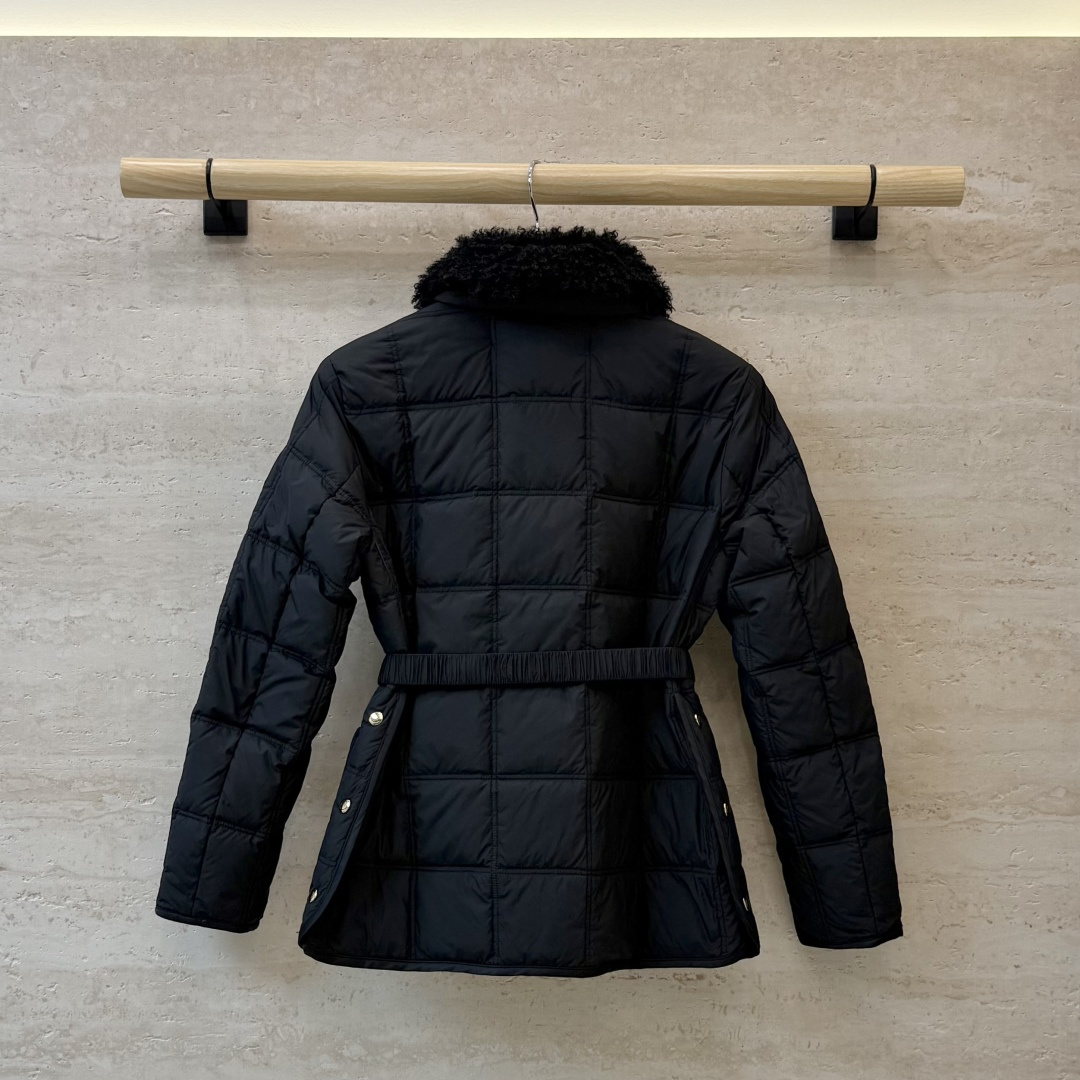 #新款羽绒服🌾 Moncler 羊羔毛领 长袖配腰带 90%白鹅绒羽绒服  四色 SML
