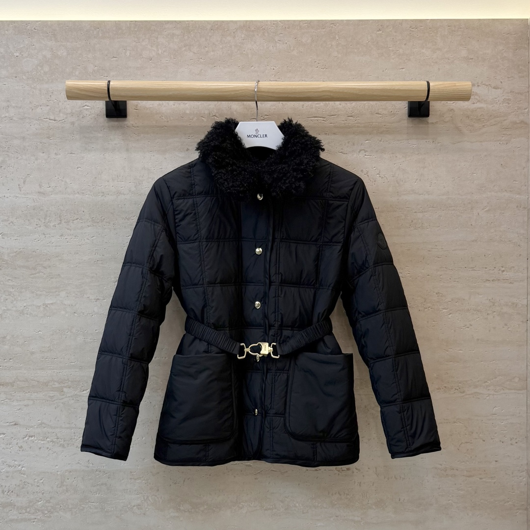 #新款羽绒服🌾 Moncler 羊羔毛领 长袖配腰带 90%白鹅绒羽绒服  四色 SML