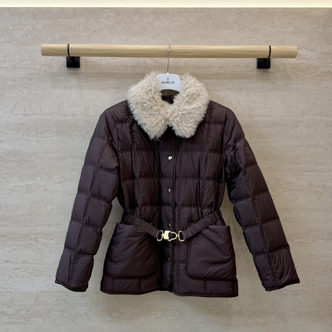 #新款羽绒服🌾 Moncler 羊羔毛领 长袖配腰带 90%白鹅绒羽绒服  四色 SML