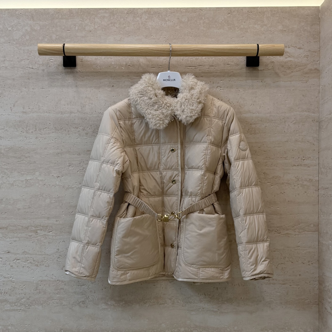#新款羽绒服🌾 Moncler 羊羔毛领 长袖配腰带 90%白鹅绒羽绒服  四色 SML
