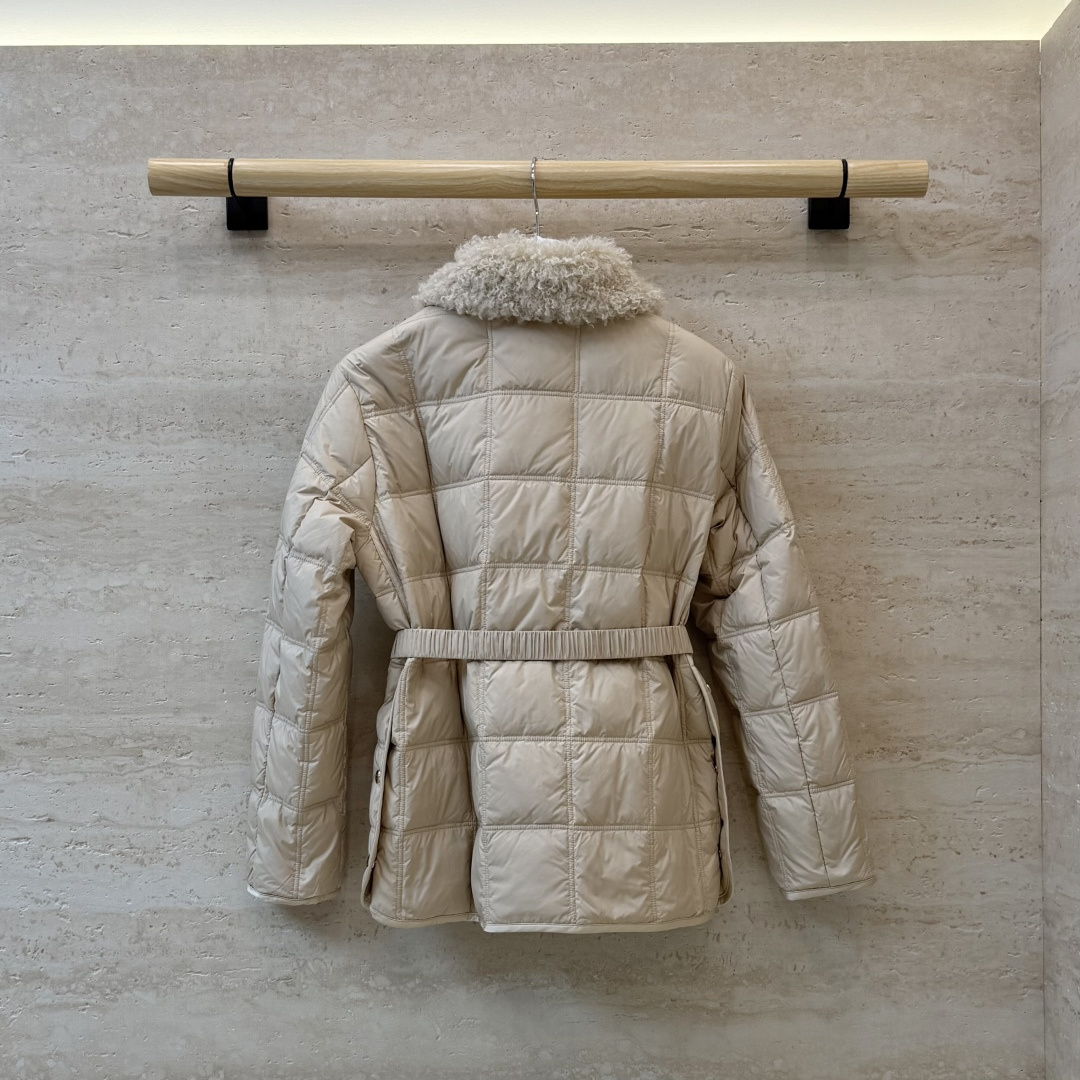 #新款羽绒服🌾 Moncler 羊羔毛领 长袖配腰带 90%白鹅绒羽绒服  四色 SML