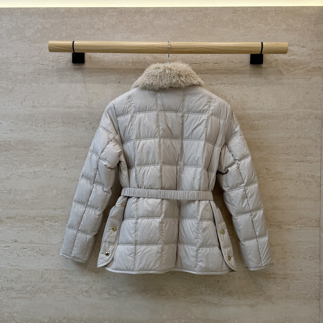 #新款羽绒服🌾 Moncler 羊羔毛领 长袖配腰带 90%白鹅绒羽绒服  四色 SML