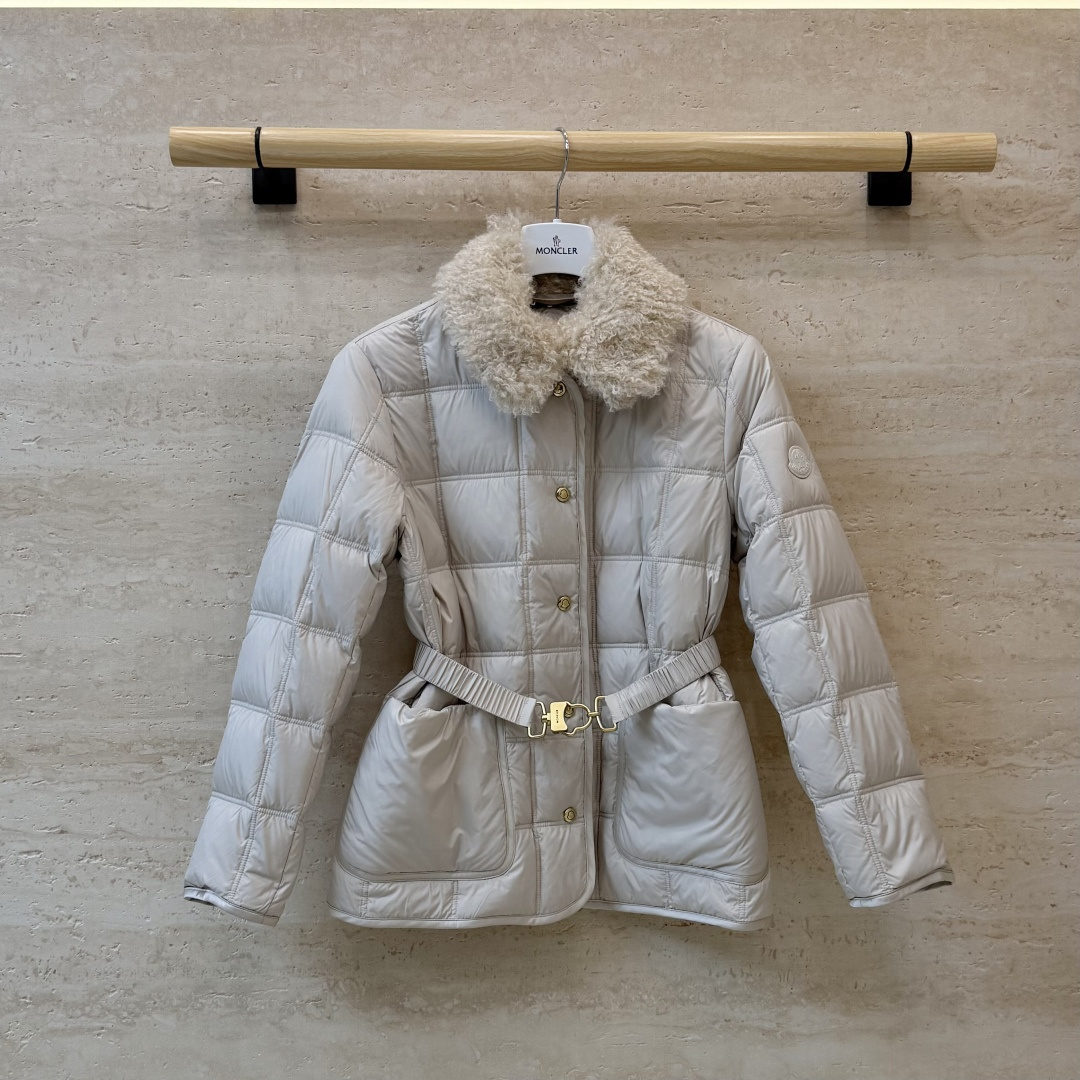 #新款羽绒服🌾 Moncler 羊羔毛领 长袖配腰带 90%白鹅绒羽绒服  四色 SML