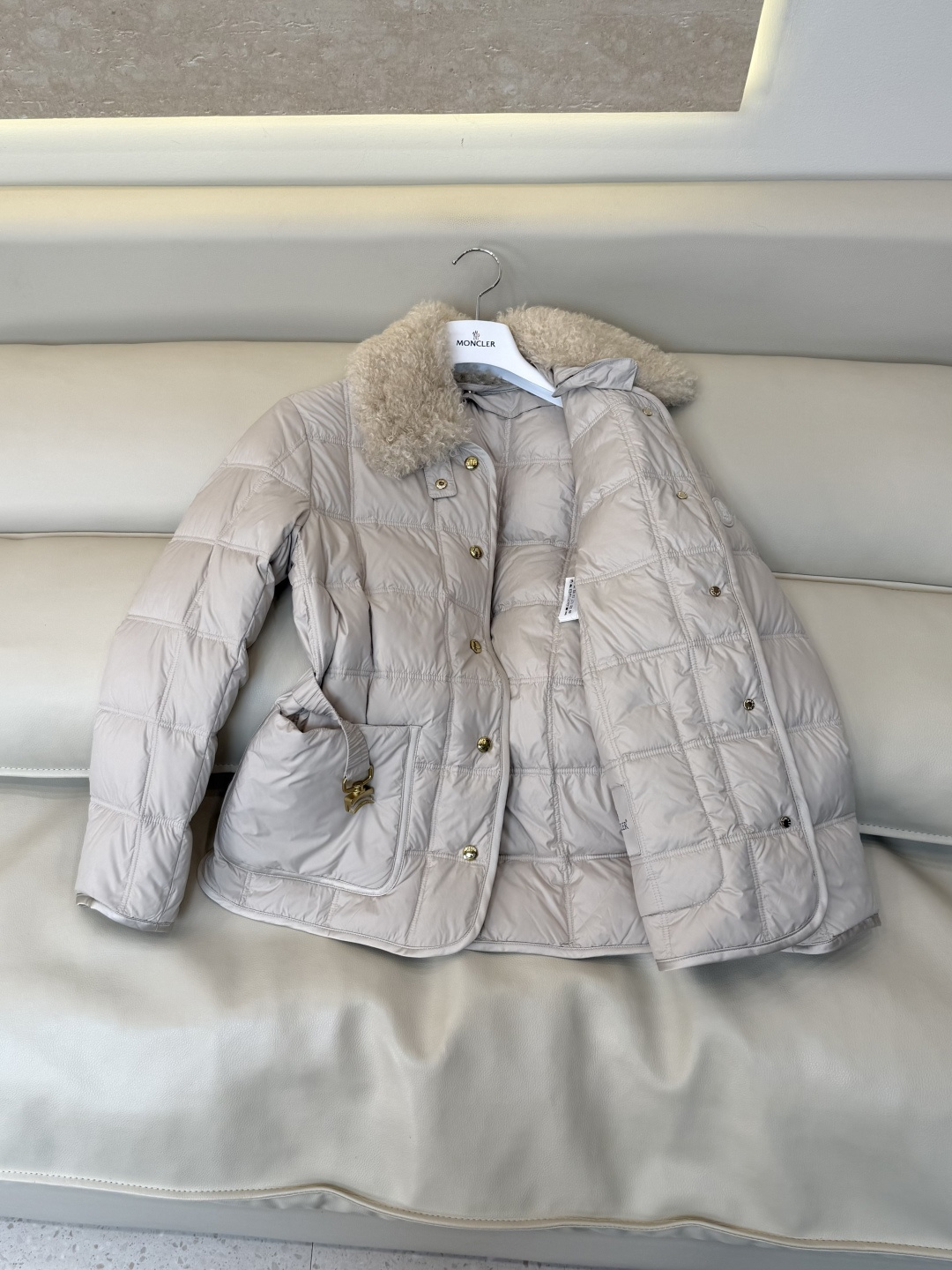 #新款羽绒服🌾 Moncler 羊羔毛领 长袖配腰带 90%白鹅绒羽绒服  四色 SML
