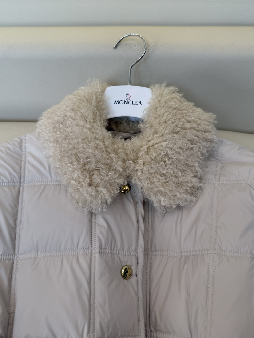 #新款羽绒服🌾 Moncler 羊羔毛领 长袖配腰带 90%白鹅绒羽绒服  四色 SML