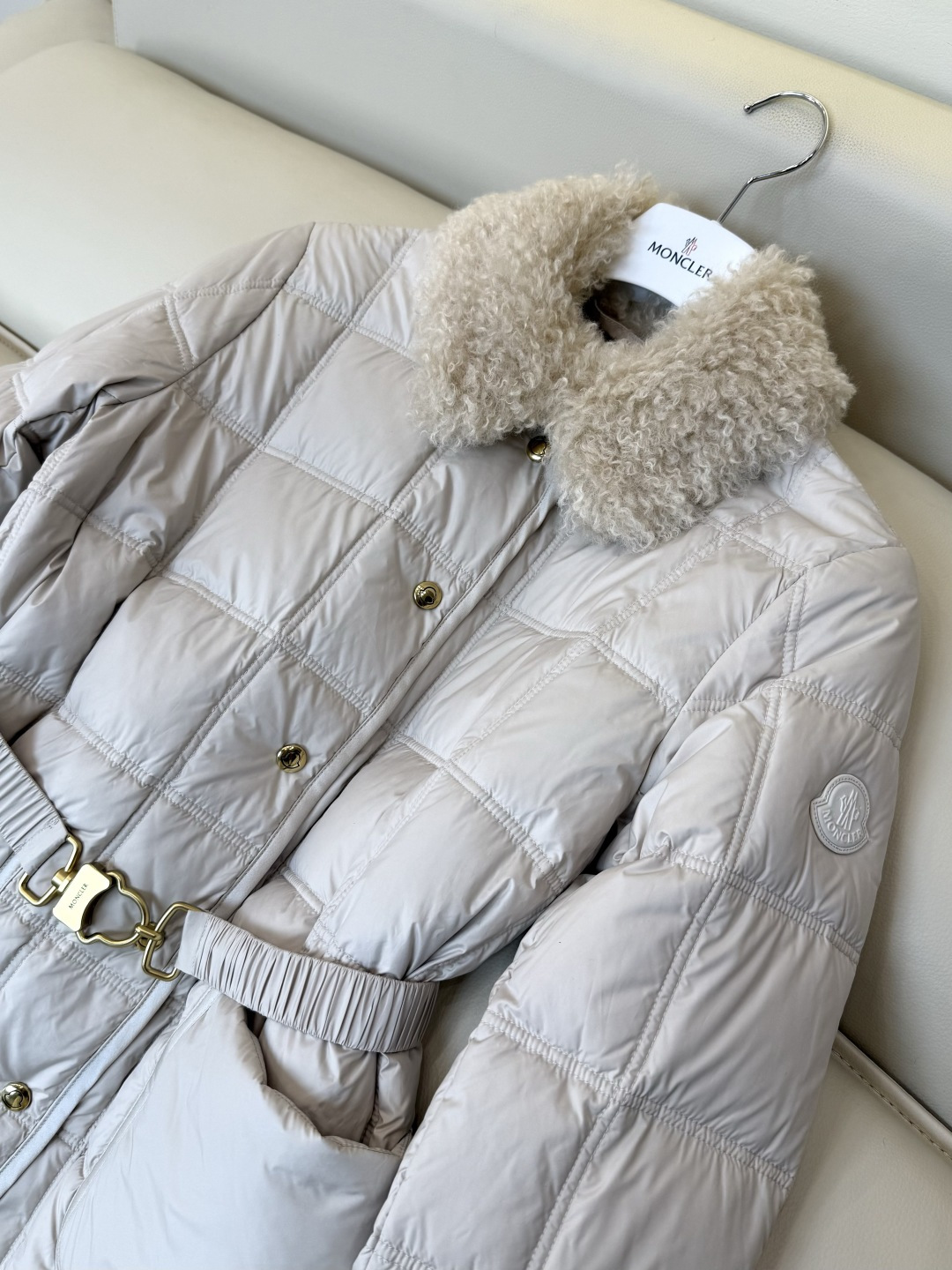 #新款羽绒服🌾 Moncler 羊羔毛领 长袖配腰带 90%白鹅绒羽绒服  四色 SML
