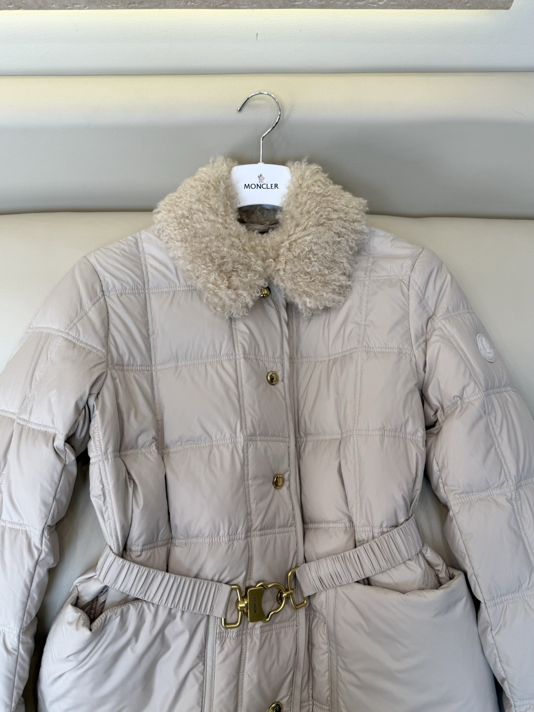 #新款羽绒服🌾 Moncler 羊羔毛领 长袖配腰带 90%白鹅绒羽绒服  四色 SML
