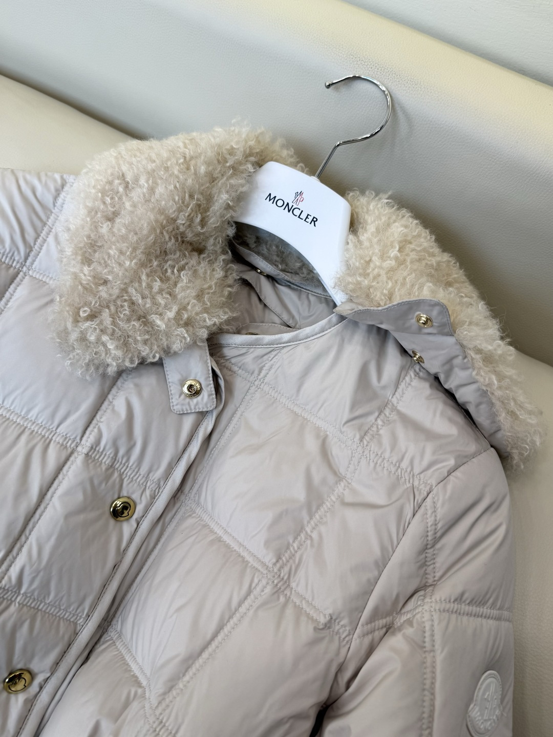 #新款羽绒服🌾 Moncler 羊羔毛领 长袖配腰带 90%白鹅绒羽绒服  四色 SML