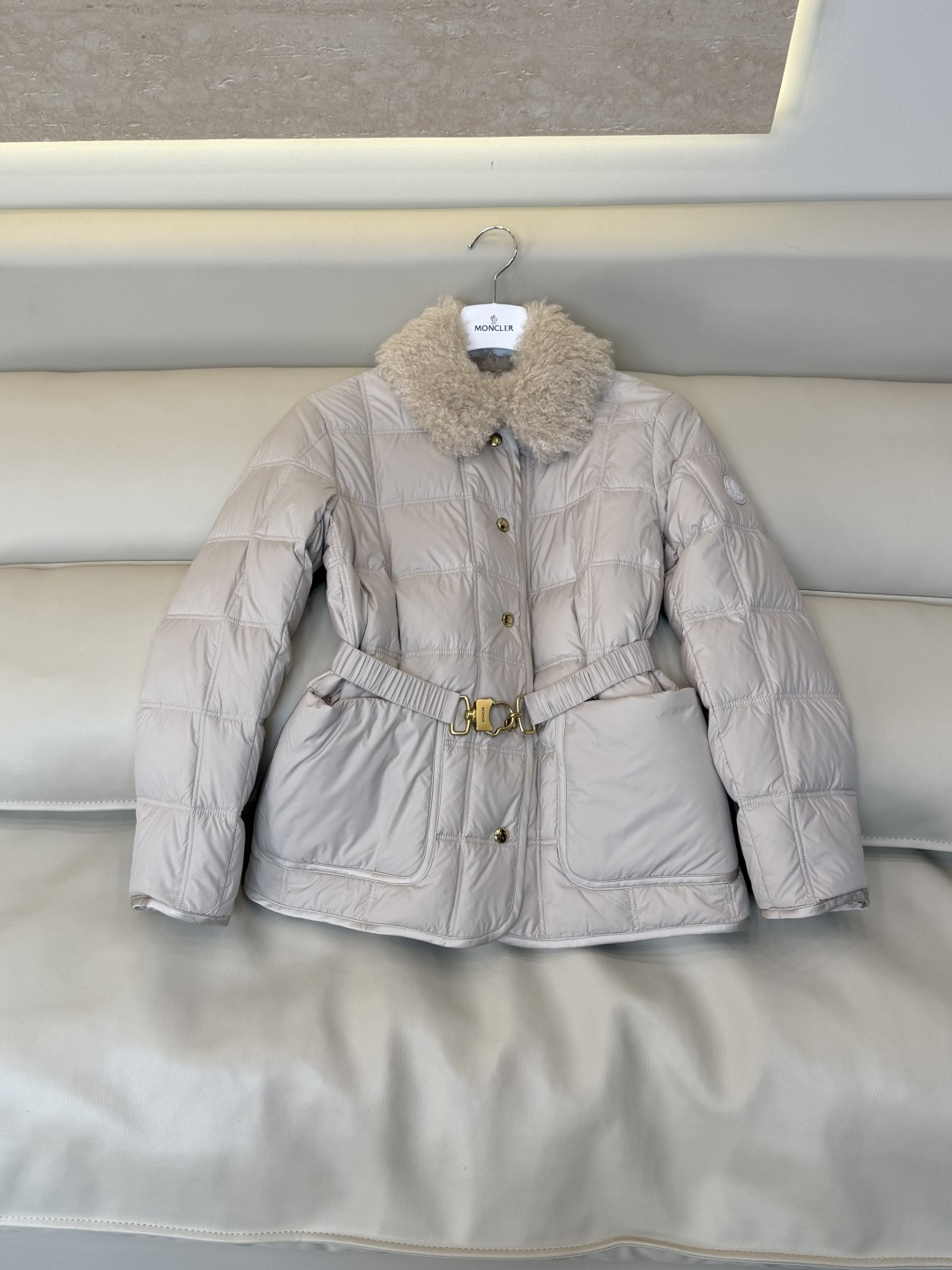 #新款羽绒服🌾 Moncler 羊羔毛领 长袖配腰带 90%白鹅绒羽绒服  四色 SML