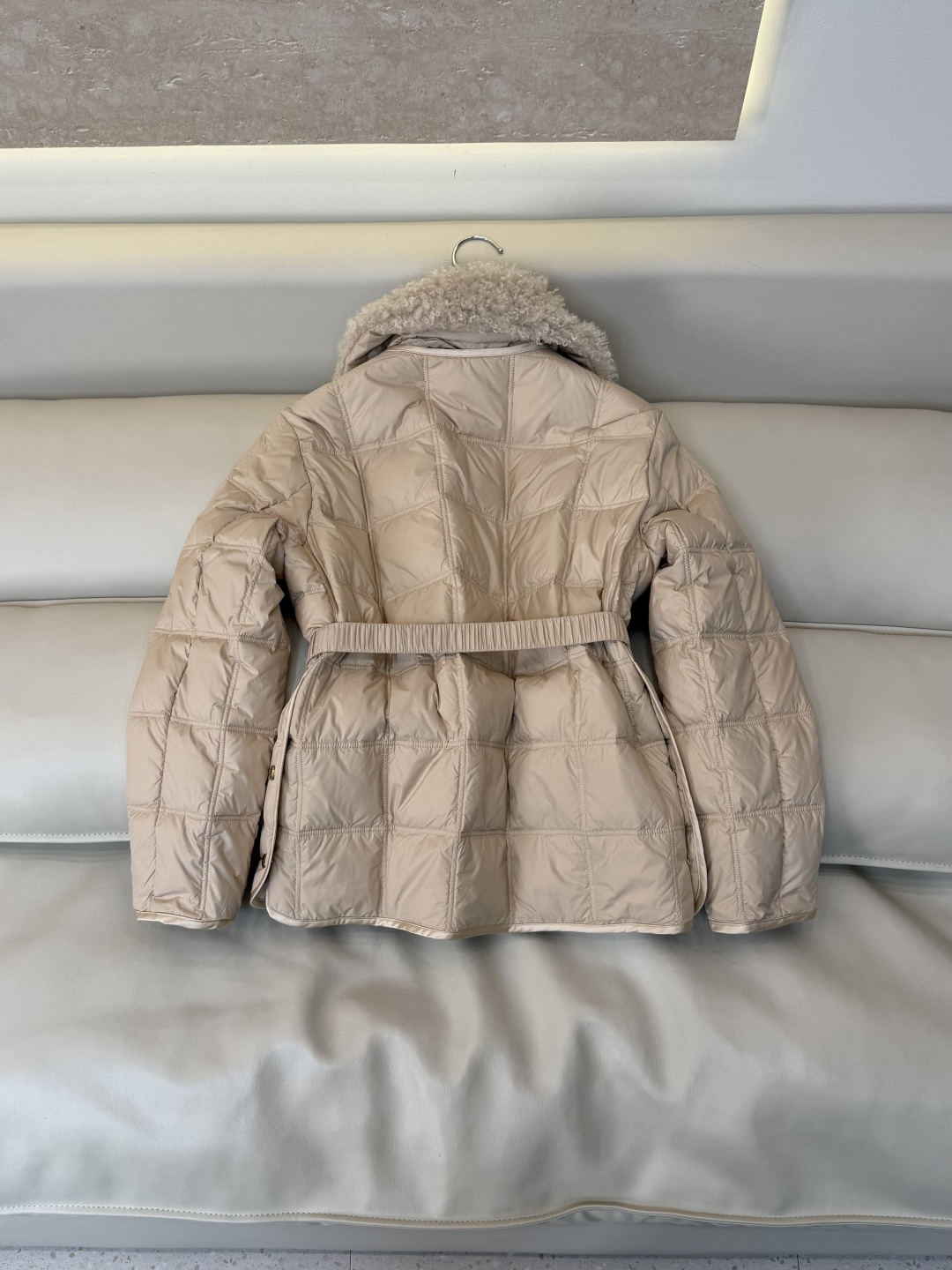 #新款羽绒服🌾 Moncler 羊羔毛领 长袖配腰带 90%白鹅绒羽绒服  四色 SML