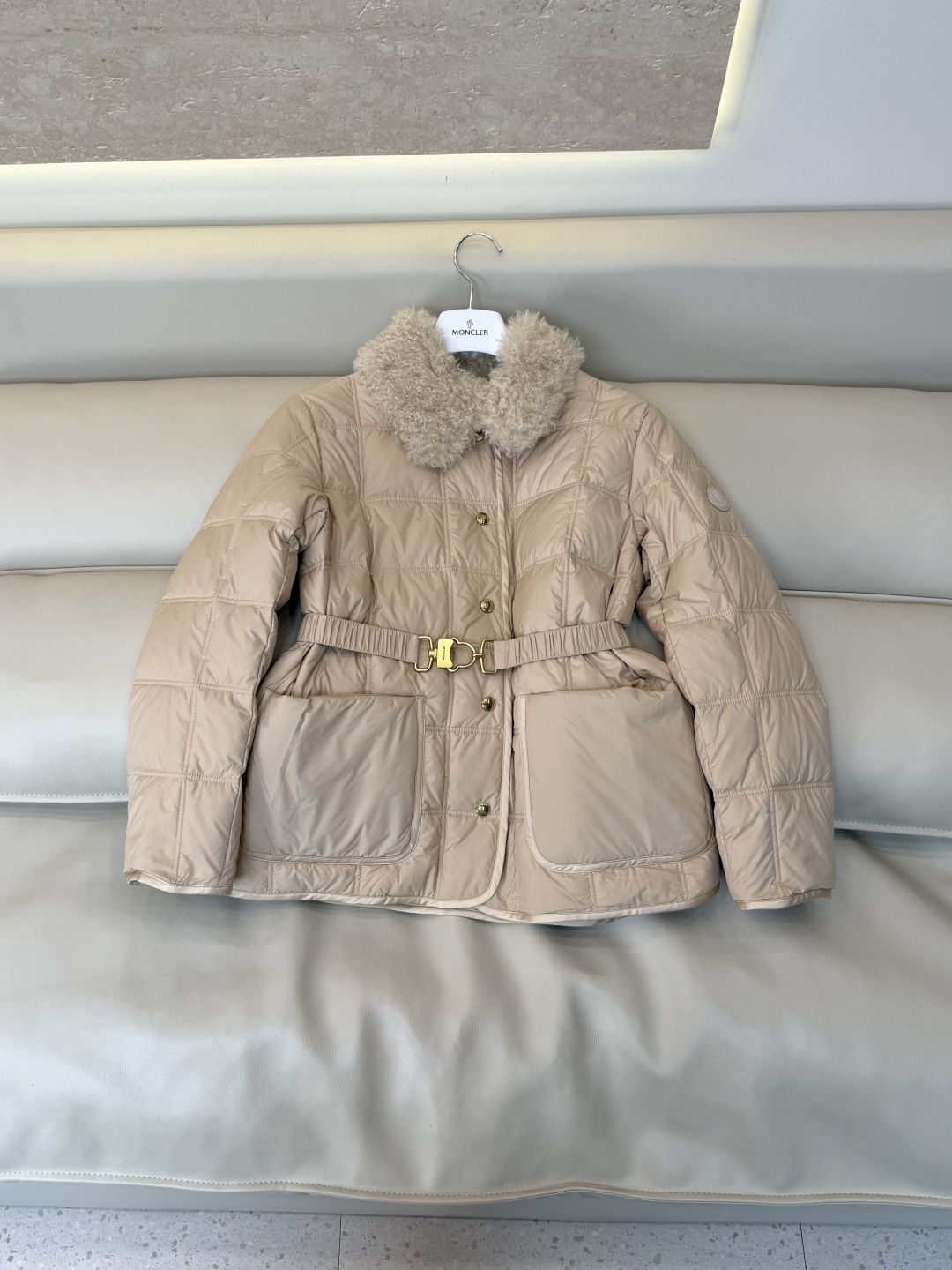 #新款羽绒服🌾 Moncler 羊羔毛领 长袖配腰带 90%白鹅绒羽绒服  四色 SML