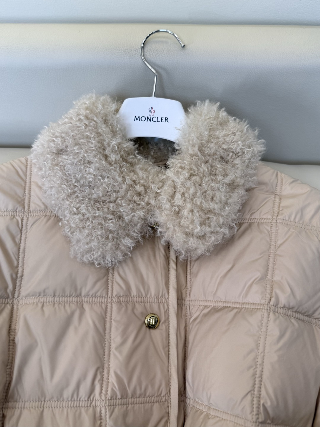#新款羽绒服🌾 Moncler 羊羔毛领 长袖配腰带 90%白鹅绒羽绒服  四色 SML