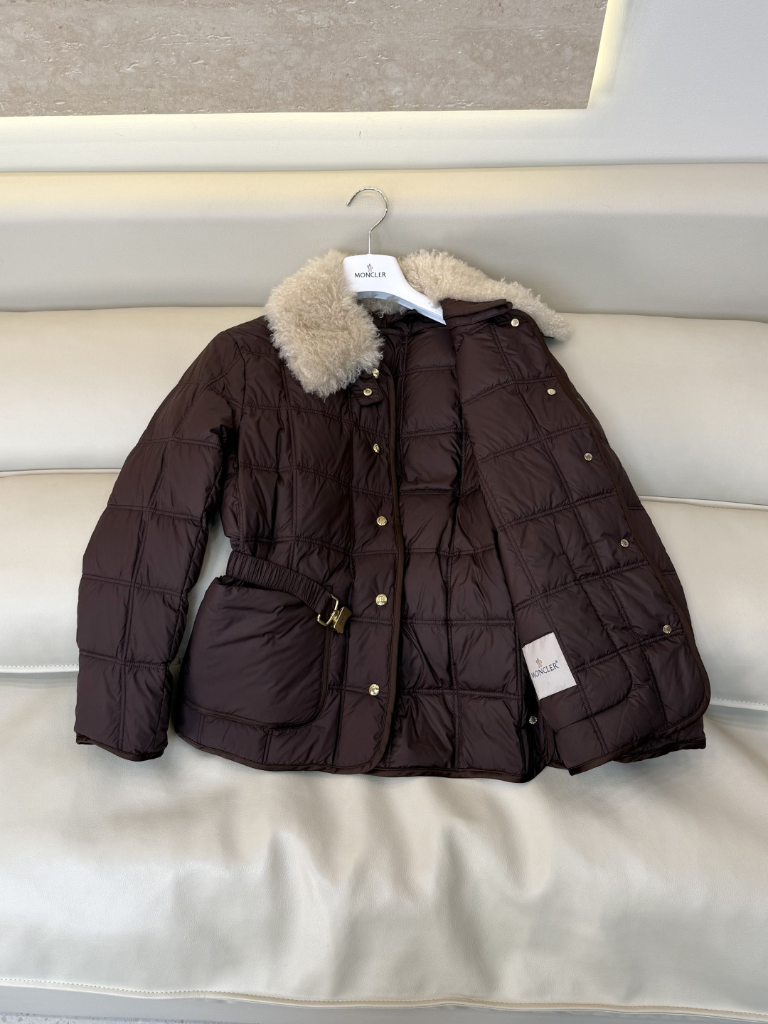 #新款羽绒服🌾 Moncler 羊羔毛领 长袖配腰带 90%白鹅绒羽绒服  四色 SML