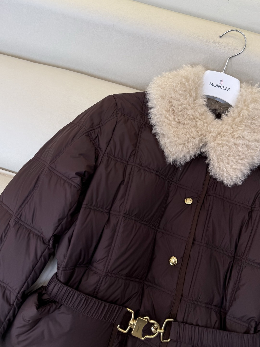 #新款羽绒服🌾 Moncler 羊羔毛领 长袖配腰带 90%白鹅绒羽绒服  四色 SML