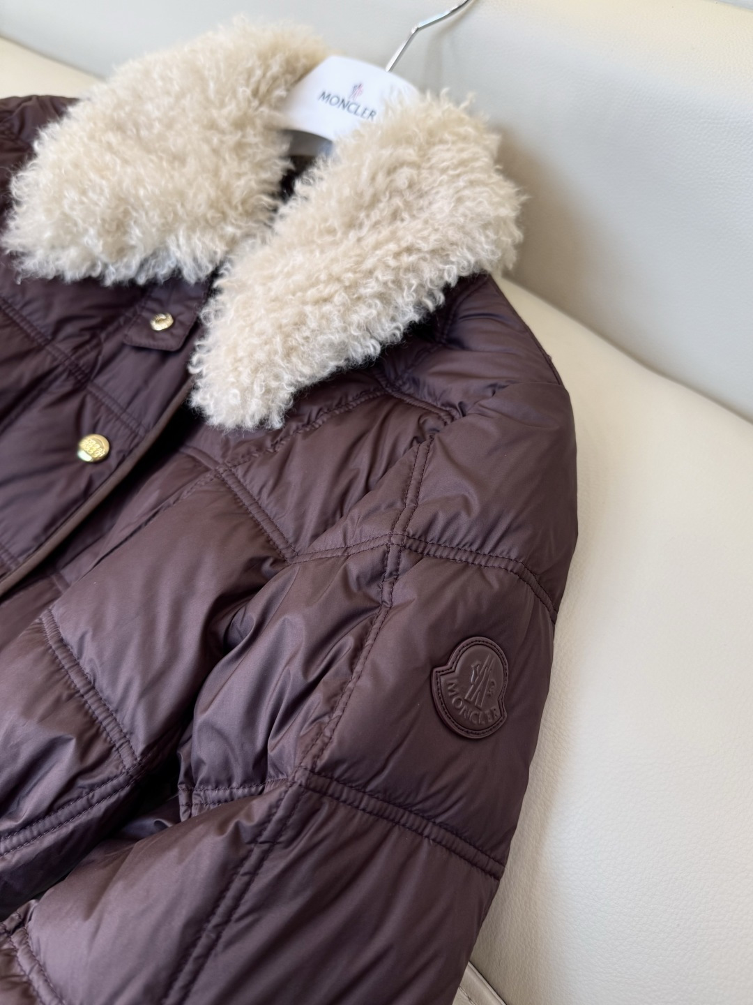 #新款羽绒服🌾 Moncler 羊羔毛领 长袖配腰带 90%白鹅绒羽绒服  四色 SML