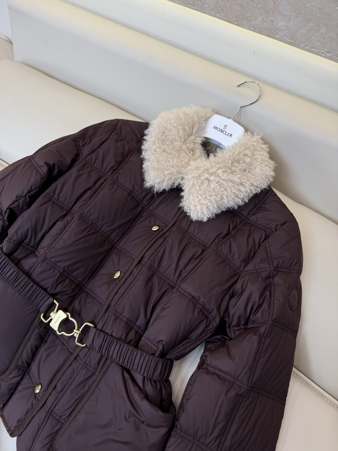 #新款羽绒服🌾 Moncler 羊羔毛领 长袖配腰带 90%白鹅绒羽绒服  四色 SML