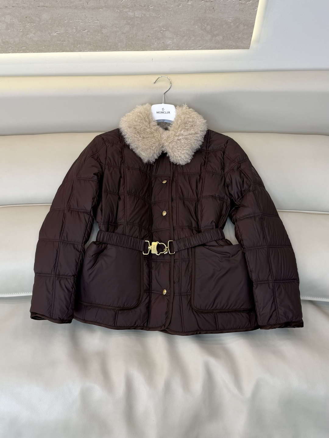#新款羽绒服🌾 Moncler 羊羔毛领 长袖配腰带 90%白鹅绒羽绒服  四色 SML