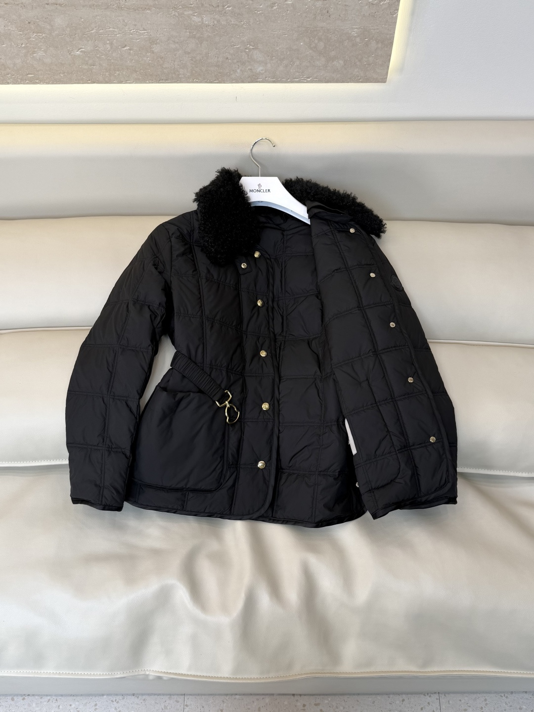 #新款羽绒服🌾 Moncler 羊羔毛领 长袖配腰带 90%白鹅绒羽绒服  四色 SML