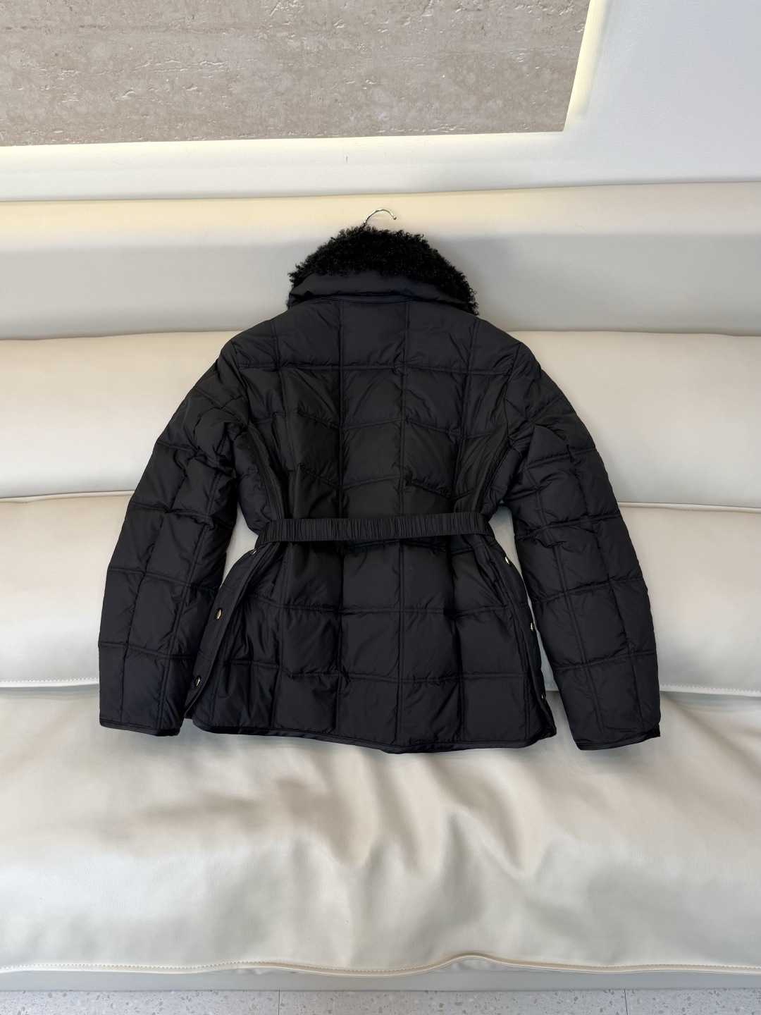 #新款羽绒服🌾 Moncler 羊羔毛领 长袖配腰带 90%白鹅绒羽绒服  四色 SML