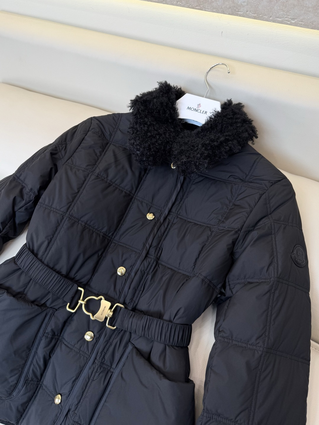 #新款羽绒服🌾 Moncler 羊羔毛领 长袖配腰带 90%白鹅绒羽绒服  四色 SML