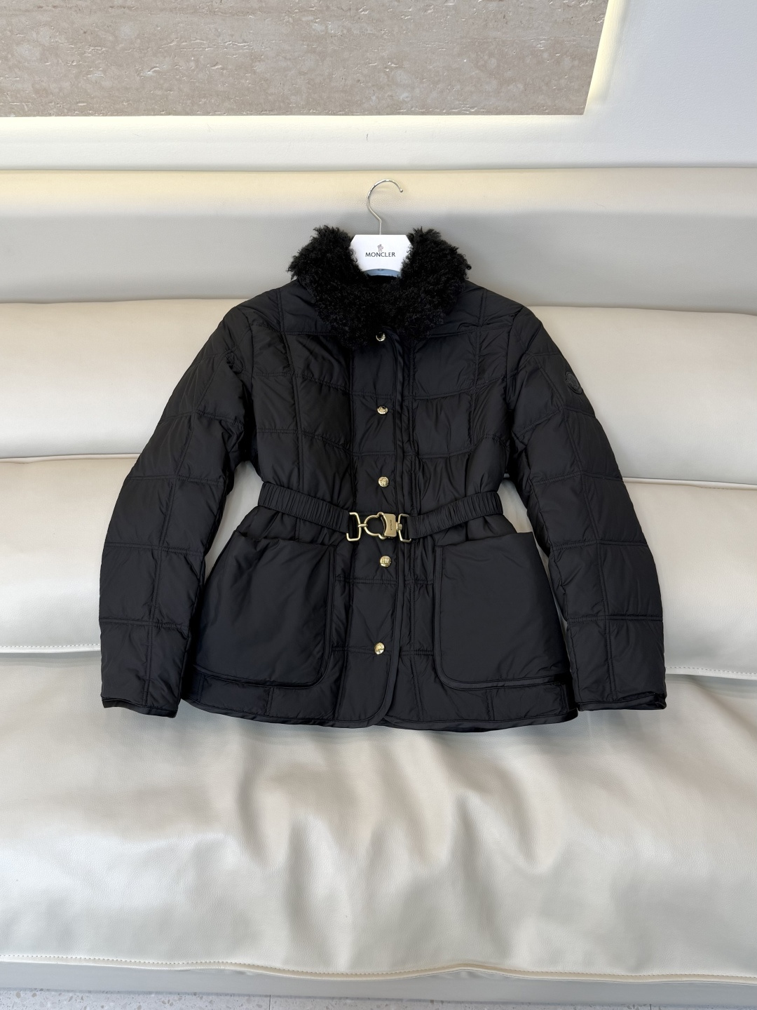 #新款羽绒服🌾 Moncler 羊羔毛领 长袖配腰带 90%白鹅绒羽绒服  四色 SML