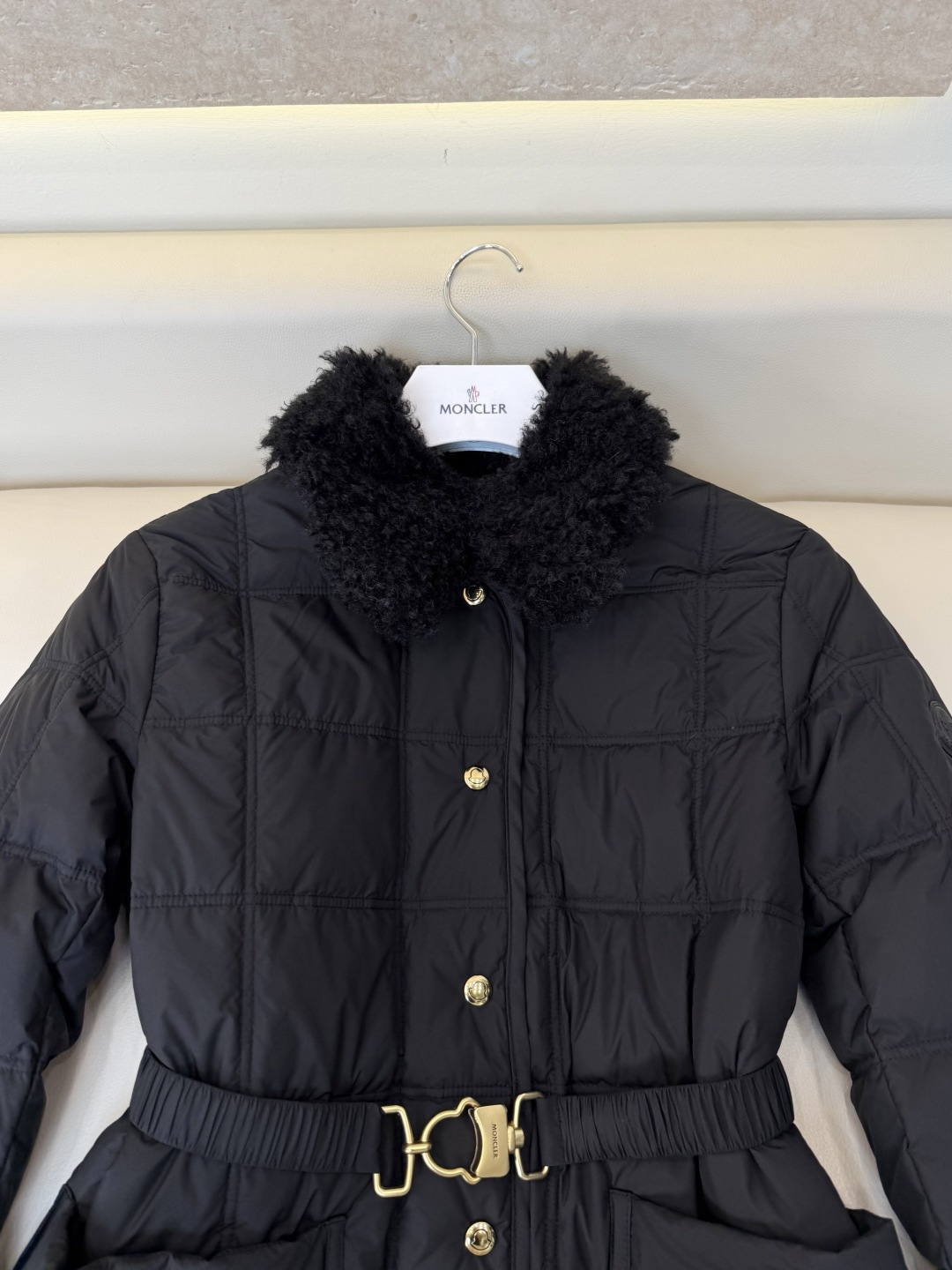 #新款羽绒服🌾 Moncler 羊羔毛领 长袖配腰带 90%白鹅绒羽绒服  四色 SML