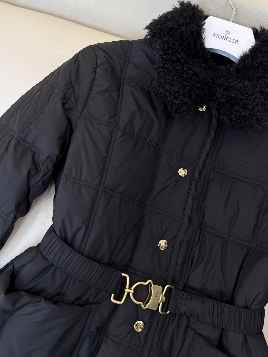 #新款羽绒服🌾 Moncler 羊羔毛领 长袖配腰带 90%白鹅绒羽绒服  四色 SML