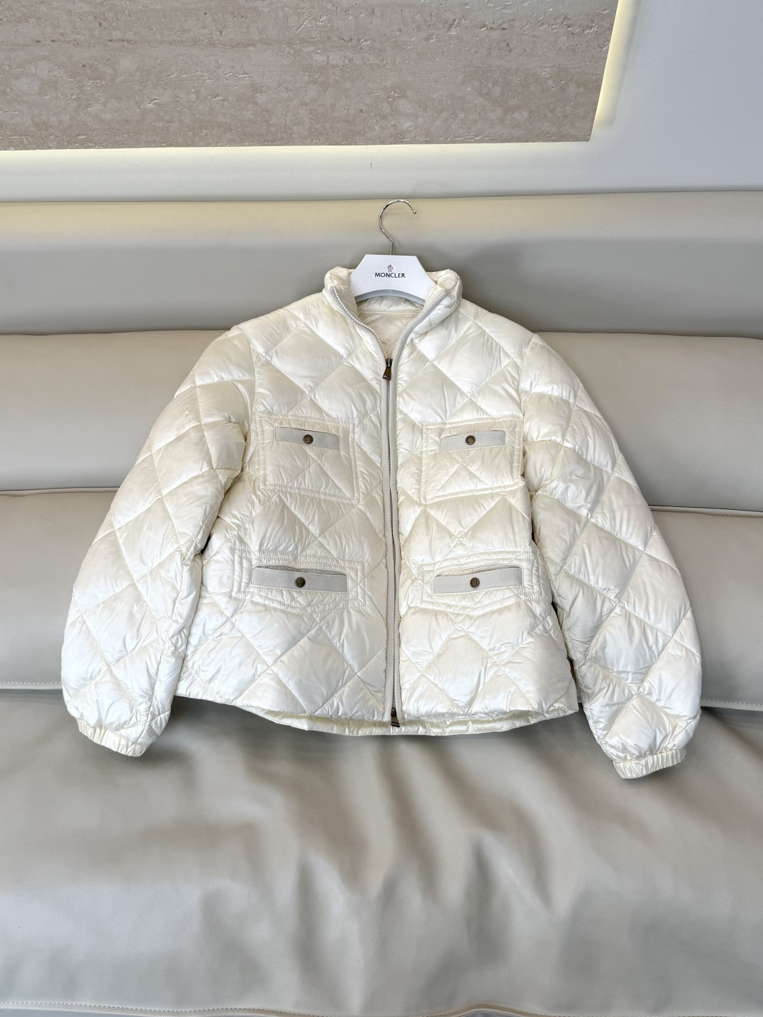 #新款羽绒服🌾 Moncler 菱形格 90% 白鹅绒 保暖 羽绒服  黑色 白色 SML