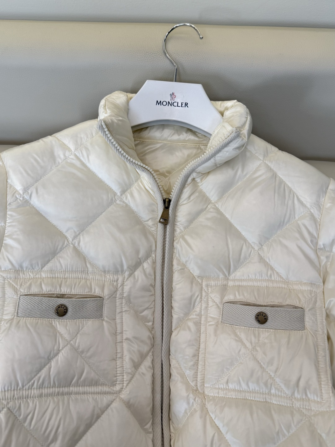 #新款羽绒服🌾 Moncler 菱形格 90% 白鹅绒 保暖 羽绒服  黑色 白色 SML