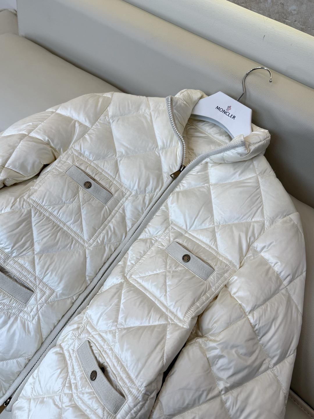 #新款羽绒服🌾 Moncler 菱形格 90% 白鹅绒 保暖 羽绒服  黑色 白色 SML
