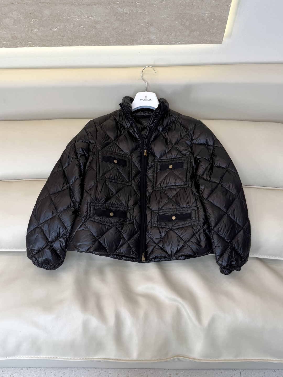 #新款羽绒服🌾 Moncler 菱形格 90% 白鹅绒 保暖 羽绒服  黑色 白色 SML