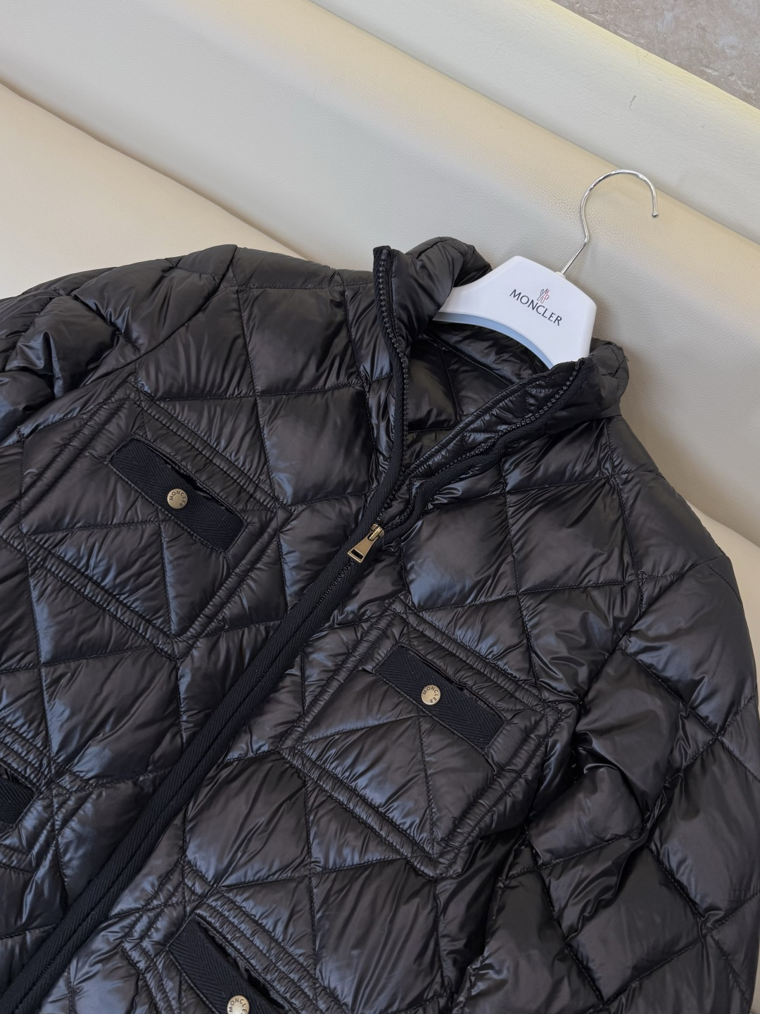 #新款羽绒服🌾 Moncler 菱形格 90% 白鹅绒 保暖 羽绒服  黑色 白色 SML