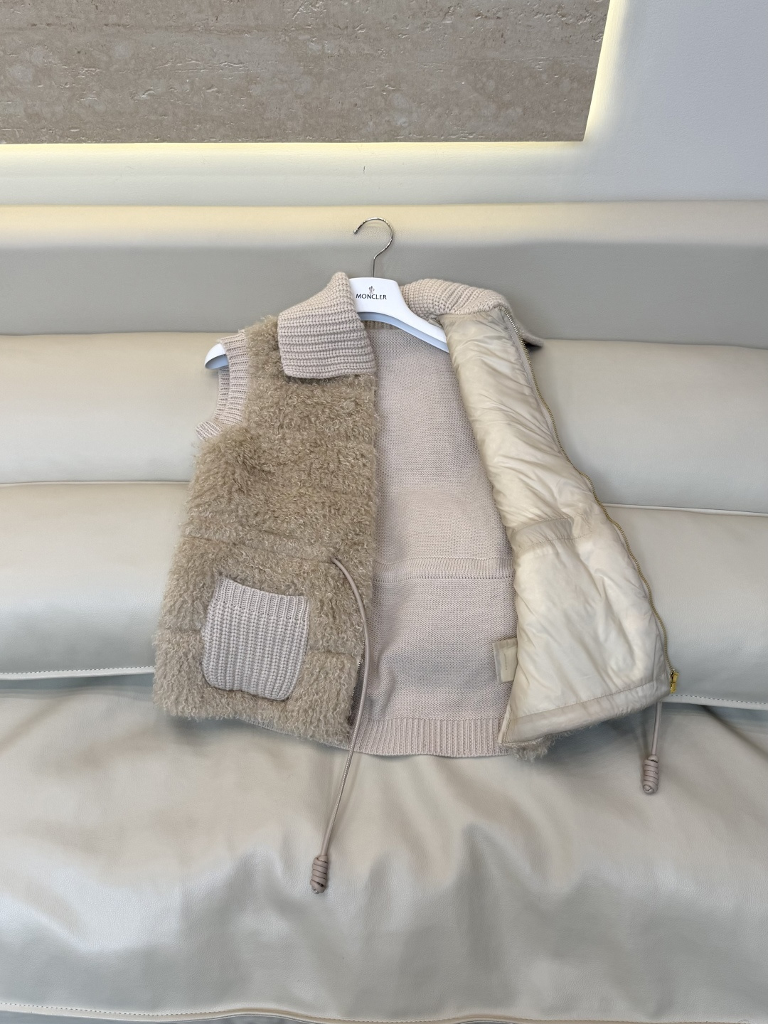 #新款羽绒服🌾 Moncler 90% 羊毛 10% 羊绒 内里90% 白鹅绒 抽绳设计羽绒马甲 黑色 杏色  SML码