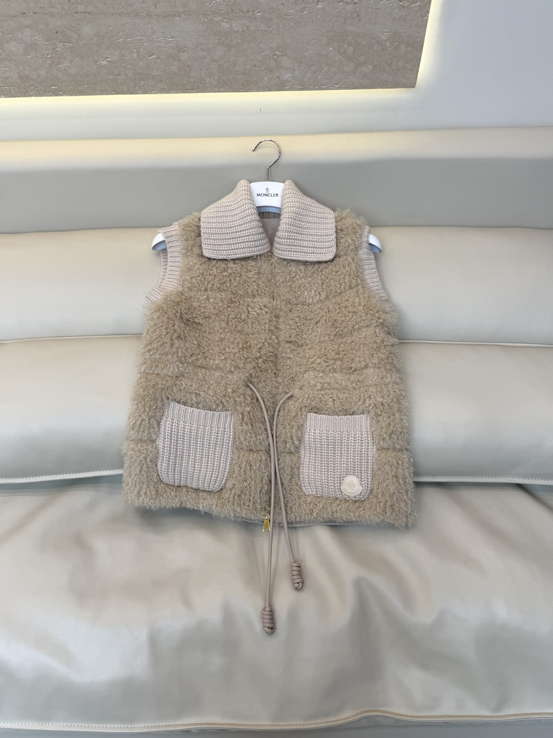 #新款羽绒服🌾 Moncler 90% 羊毛 10% 羊绒 内里90% 白鹅绒 抽绳设计羽绒马甲 黑色 杏色  SML码
